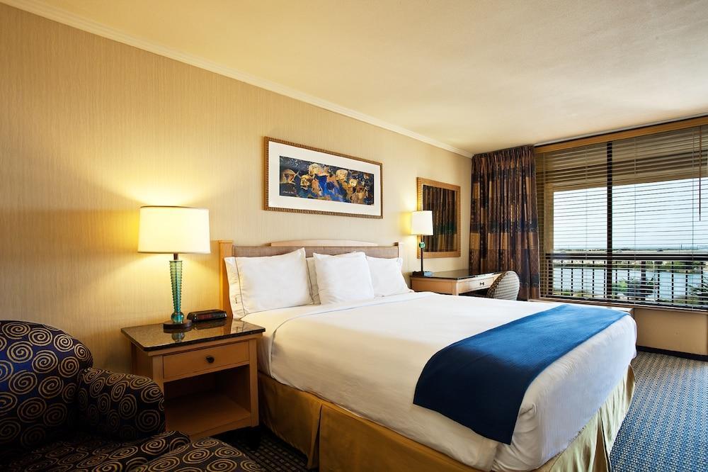 Holiday Inn Express At Monterey Bay By Ihg Seaside Exterior photo
